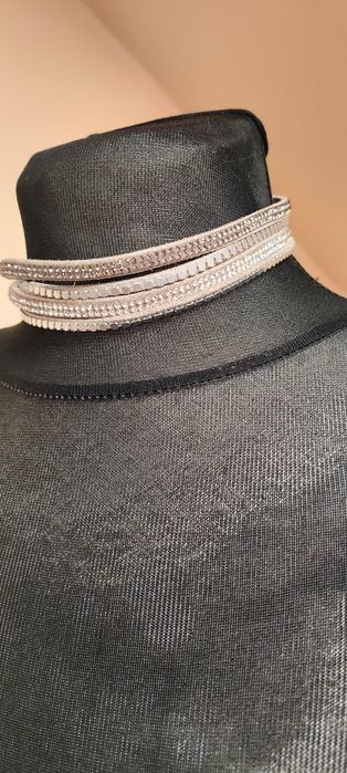 Cekinowy choker na szyję