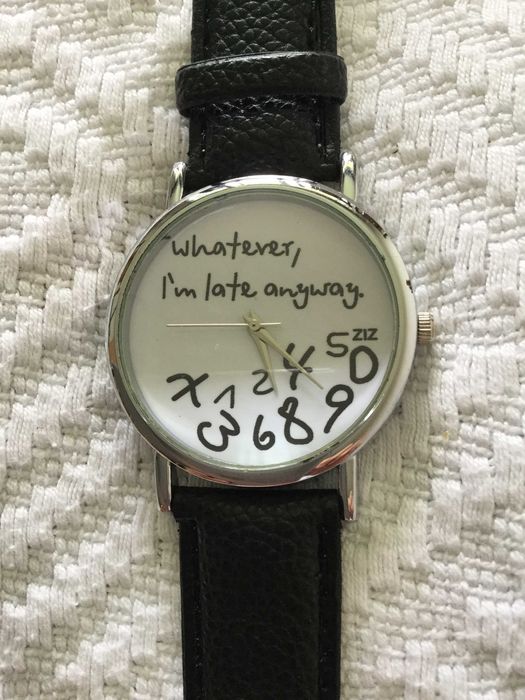 Zegarek damski z czarnym paskiem