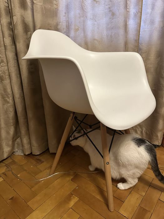 Комплект стільці з підлокітниками білі 4 шт