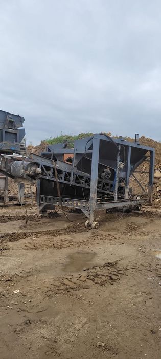 Linia do Sortowania na Sucho: Kosz Zasypowy z Systemem Wibracyjnym z Taśmą Podającą +Sortownik na Sucho +Odwadniacz Kubełkowy do Piasku +2 Taśmociągi po 11 i 12 metrów  Linia do Sortowania - Kosz Zasypowy+System Wibracyjny z Taśmą Podającą