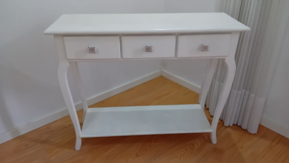 Cómoda branca em  madeira