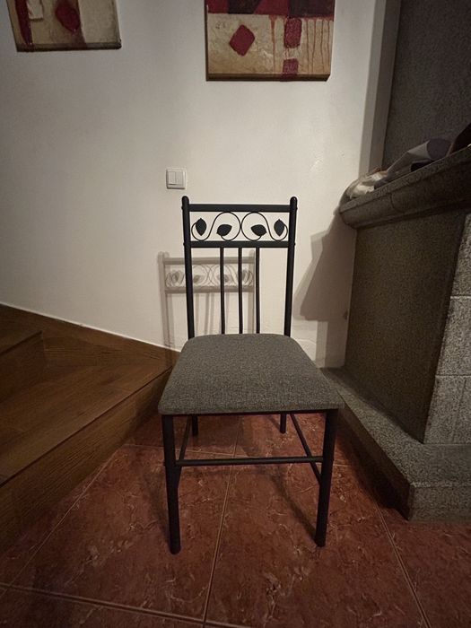 Cadeira metálica preta com assento estofado