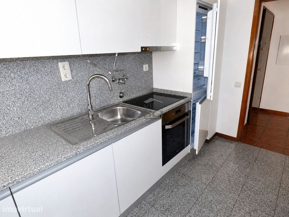 T2 Rua da Bélgica totalmente renovado, com 2 frentes, lugar de garagem