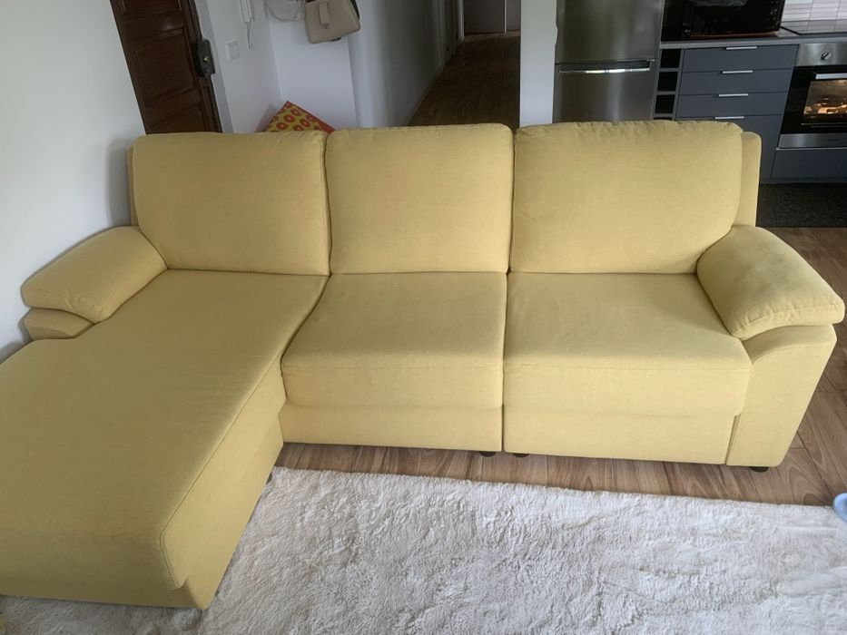 Sofá semi-novo amarelo