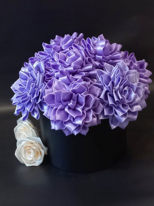 Квіти з атласної стрічки.