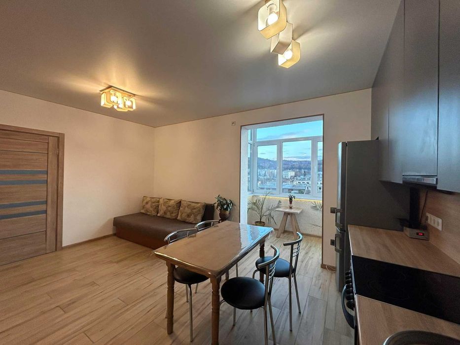 Простора двокімнатка з краєвидом на гори