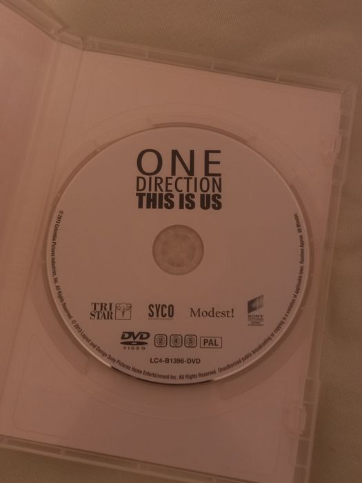 CD Cinema Version 1D - This Is Us436548438506219522