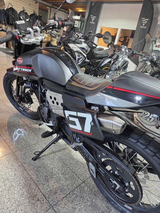 Motociclo novo,  modelo Flat Track 125, zero km, motor Aprilia