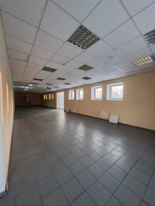 550м2 фасад з власною парковкою!