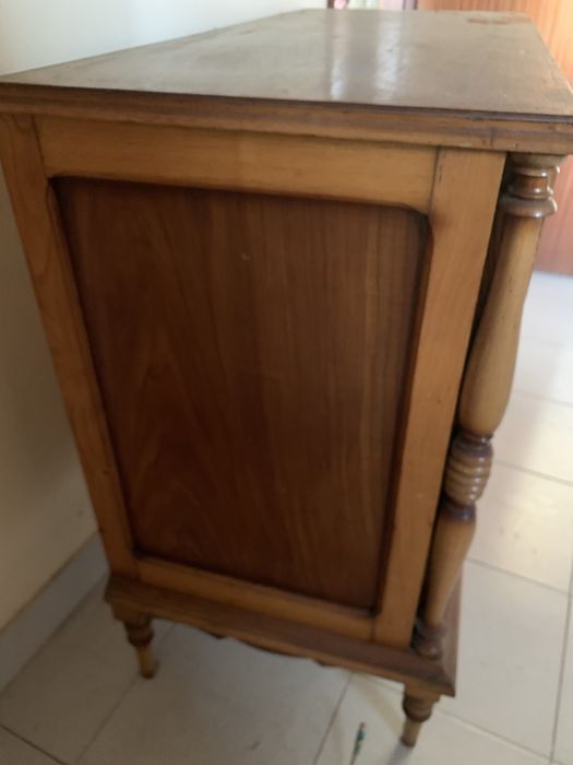 Comoda antiga com espelho