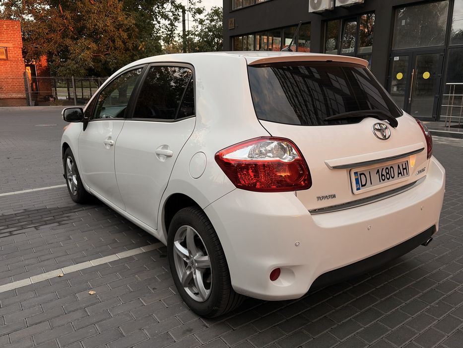 В продажу Toyota Auris 2010 рестайлінг