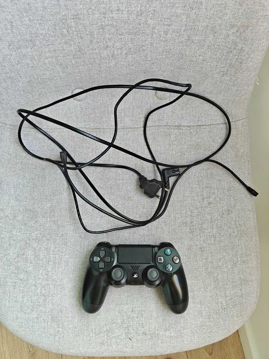 PS4 Slim 500GB + comando original + 6 jogos (RDR2, God of War, TLOU2)
