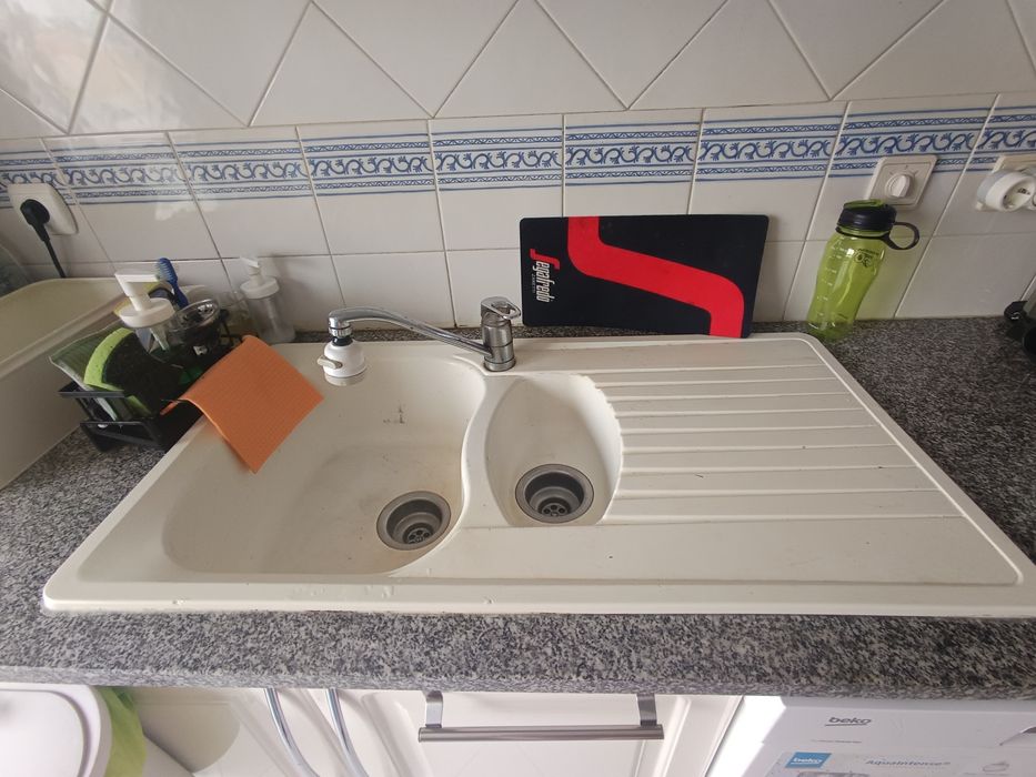 Moveis de cozinha branca+ pedra+ fogão+ forno + lava-loiça