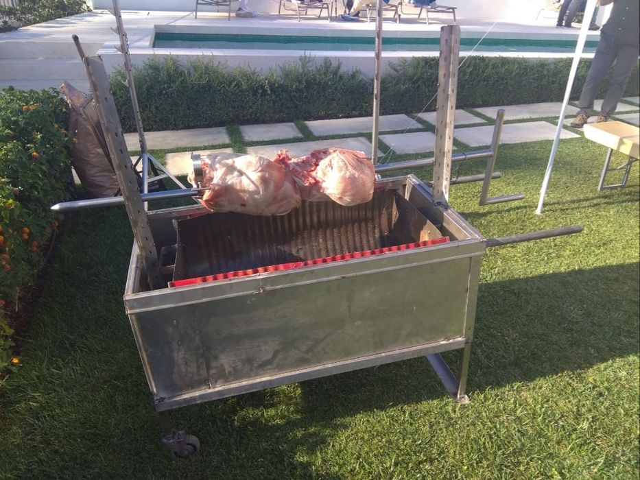 PORCO, Pernas E Espetada Gigante No Espeto