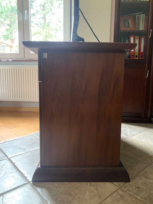 Szafka telewizyjna z obrotową platformą.