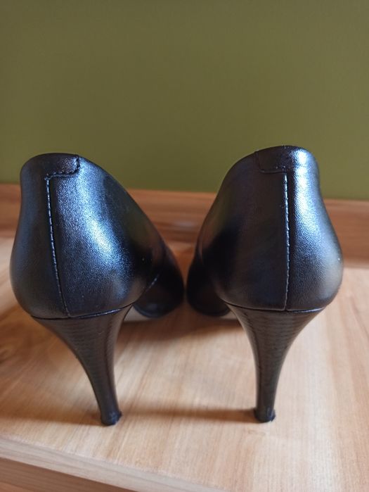 Buty Eska czarne szpilki czółenka 35 czerwony środek