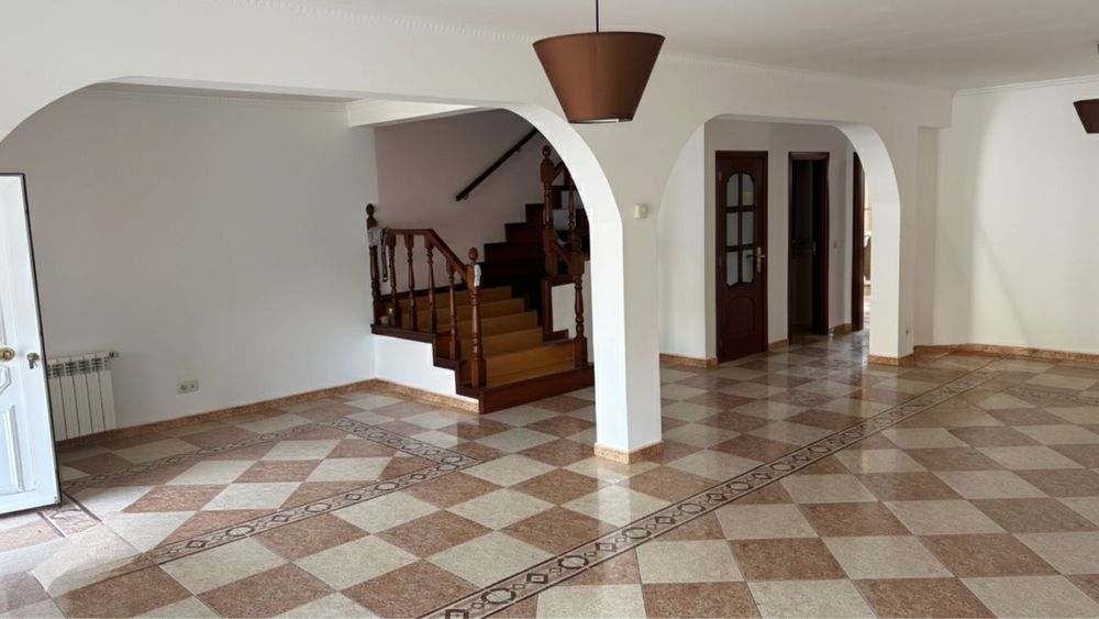 Vende-se  MORADIA  em  BANDA