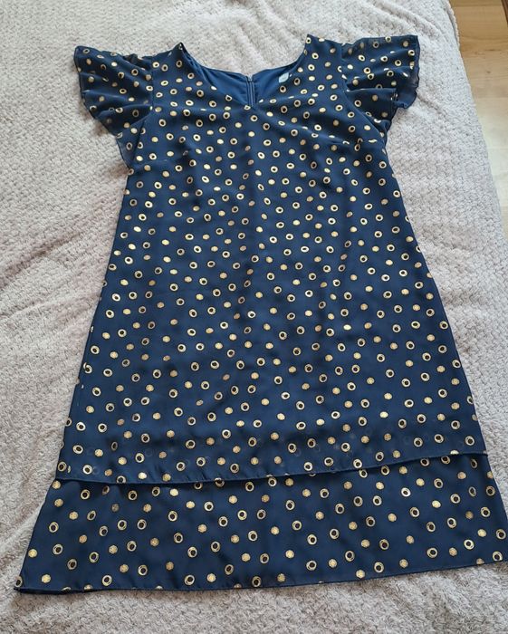 Granatowa sukienka na krótki rękaw w złote kółka