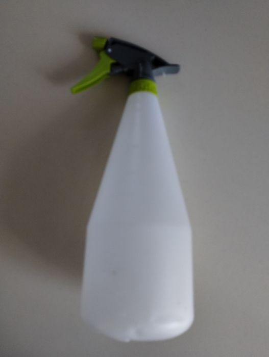 Zraszacz rozpylacz o pojemności 1 litr.