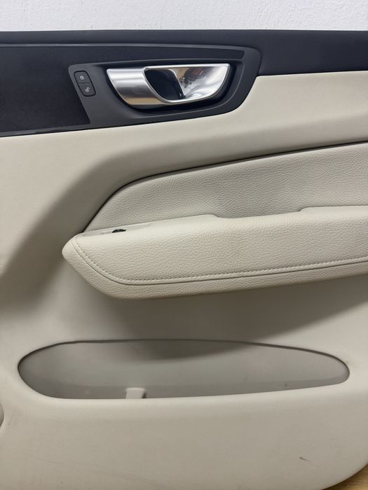Boczek drzwi prawy przod Volvo XC60 II, kompletny, Europa