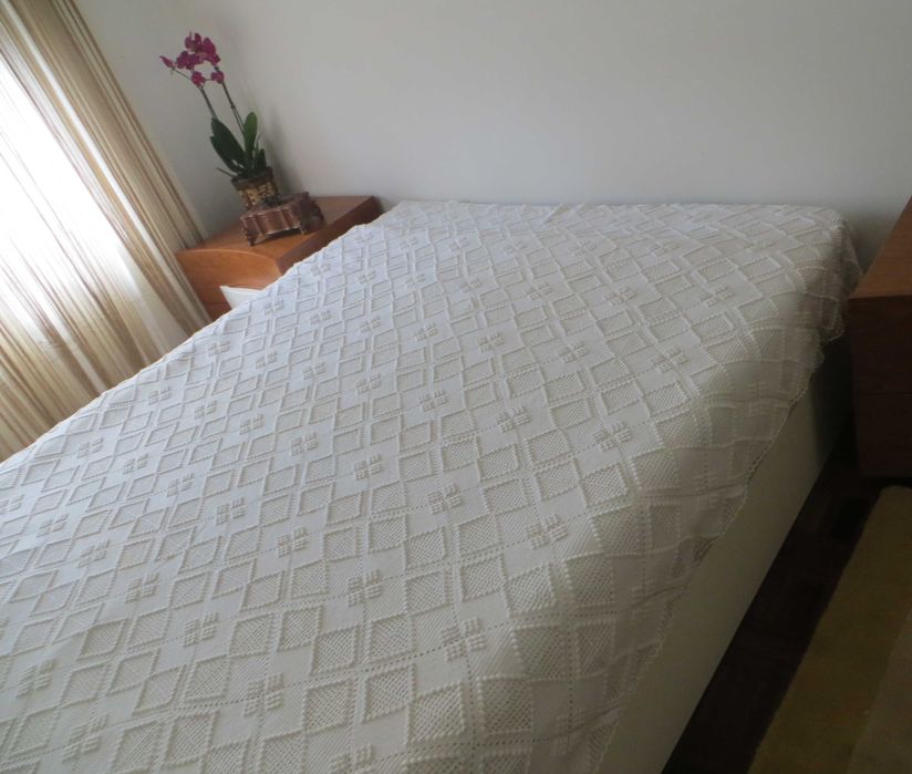 Antiguidades Colcha Tricot feita á mão 2,40x1,90 Metros - Estado Novo