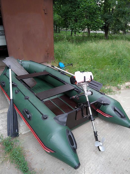 Продам лодку вулкан 305 3х местная состояние новой лодки идеальное.