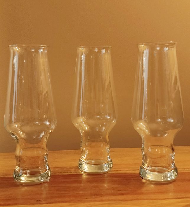Zestaw barowy: 4 kieliszki koktajlowe + elegancki kieliszek do wina