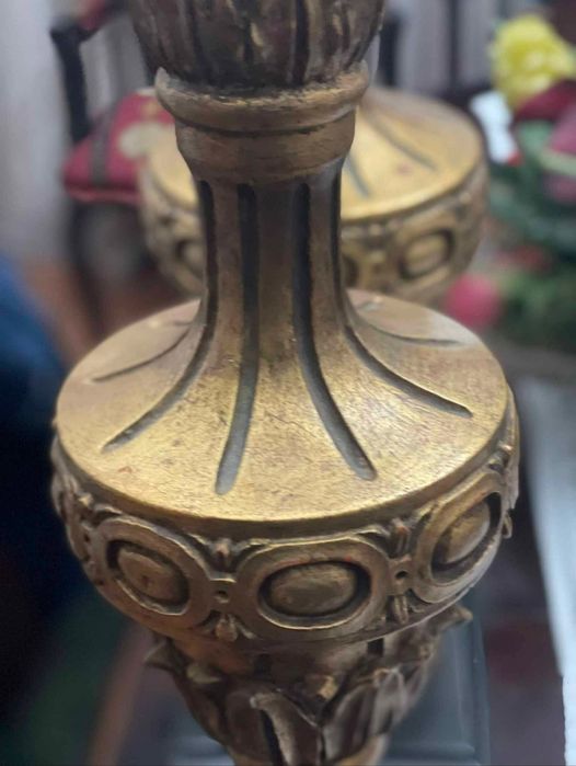 Candeeiros (2) espetaculares moldados em gesso de alabastro com acabamento em folha de ouro 24k e base em granito maciço preto.