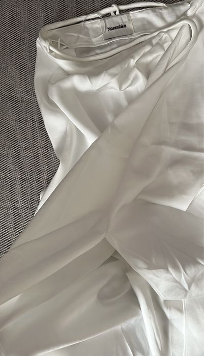 biała długa spódnica Nanushka