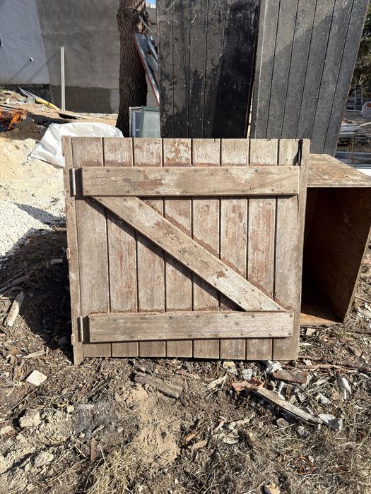 Porta Antiga em Madeira Maciça com Dobradiças – Estilo Rústico