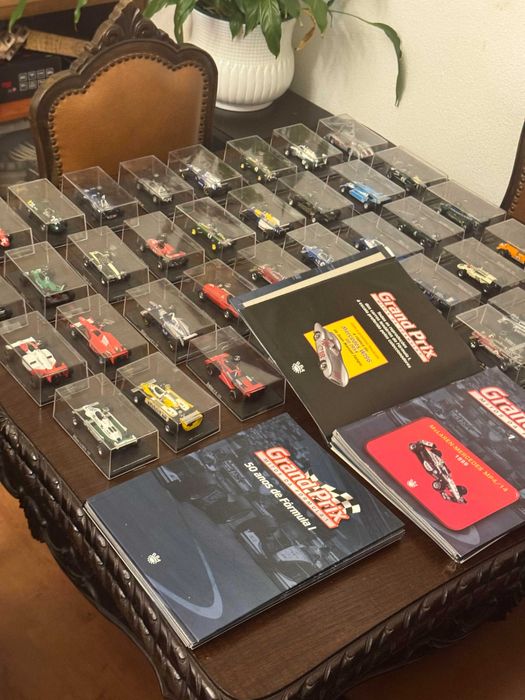 Coleção de miniaturas com fasciculos completa alusiva aos 50 anos da F1