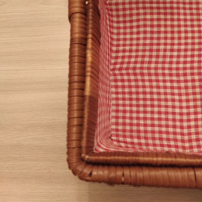 Kosz piknikowy z talerzami i kubkami retro