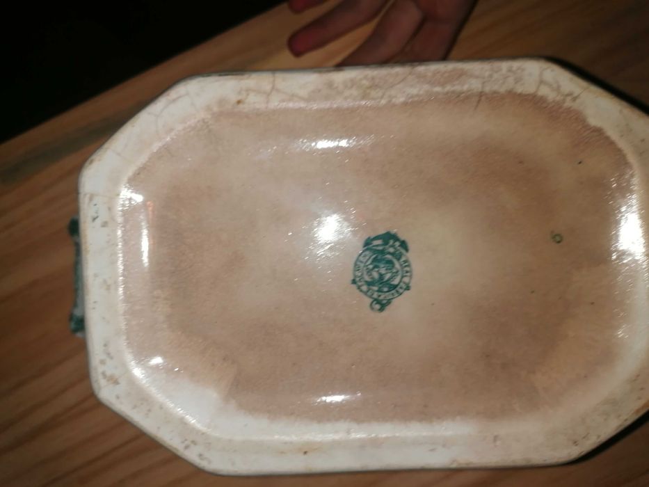 Conjunto escaparate/estanheira/estante e loiça "cavalinho"/"Estátua"