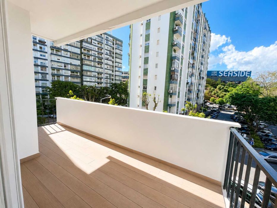 Apartamento T3 Carnaxide, com 2 varandas e 2 frentes - Totalmente remodelado