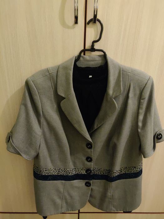 Продам жіночі костюми, плаття