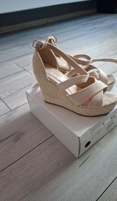 Buty damskie na koturnie