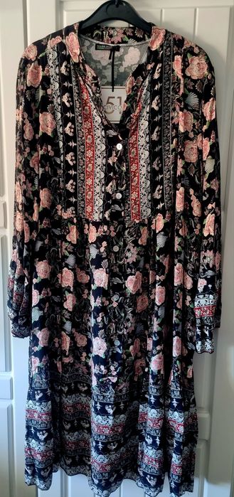 Vestido de manga comprida, florido em fundo preto.  TU