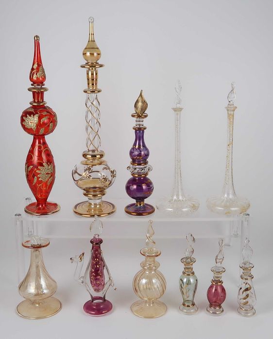 Conjunto de 11 frascos de perfume em vidro soprado