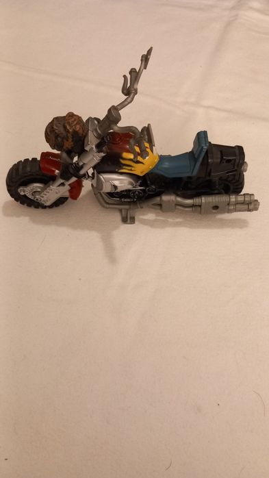 Mota de brinquedo que se assemelha a modelos como a G.I. Joe Dreadnok Cycle ou a Chap Mei Bad Guyz Cycle.