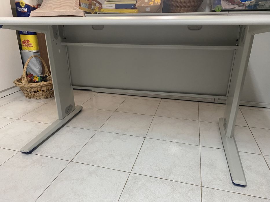 Mesa de escritório com organizador