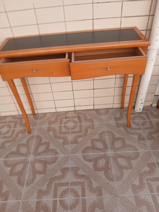 Mesinha de entrada mede 1m x34 x83 altura