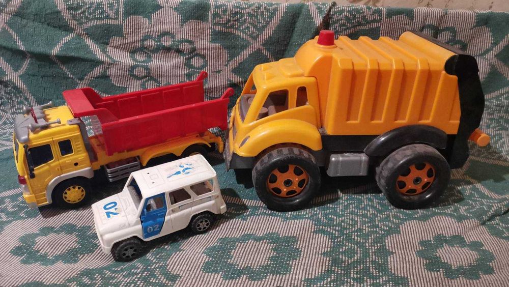3 машинки: Мусорка Самосвал Уазик