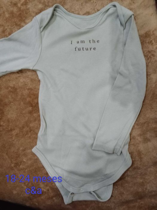 Roupa de menino e menino em 2 mao