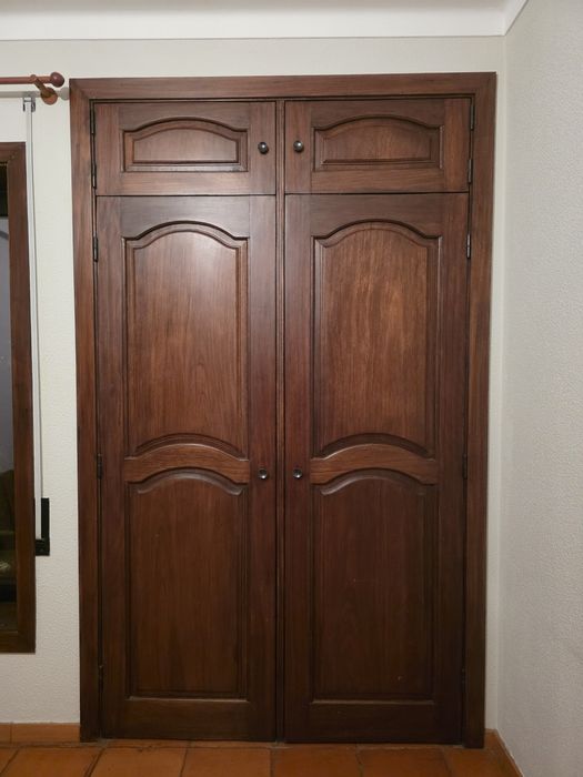 Armário encastrado com gavetas e prateleiras em mogno