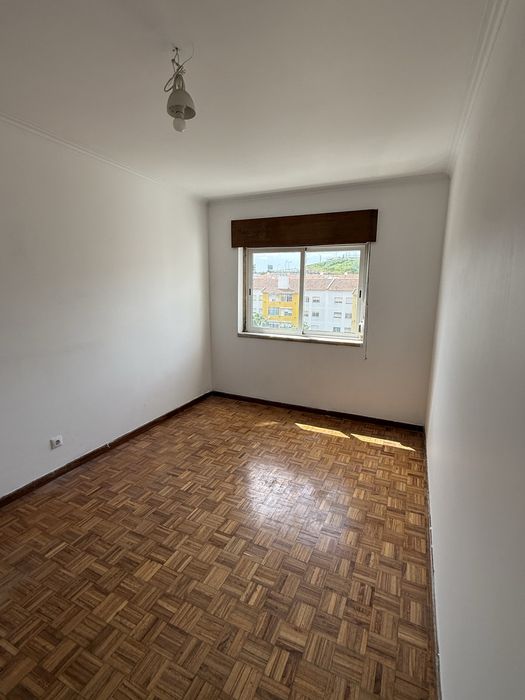 Alugo quarto em Alfornelos