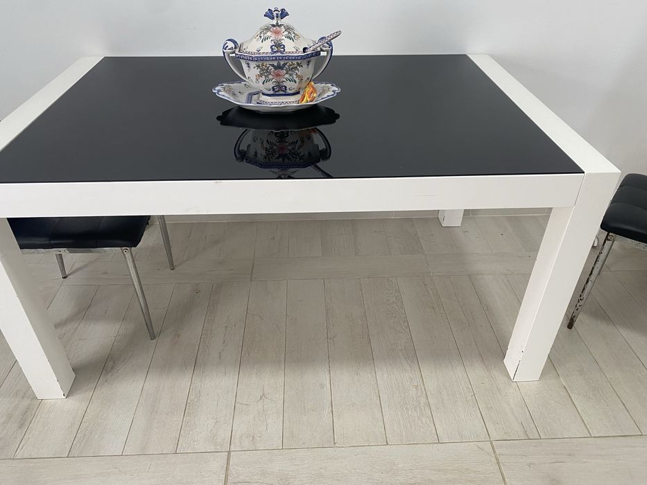 Mesa lacada branco com vidro preto