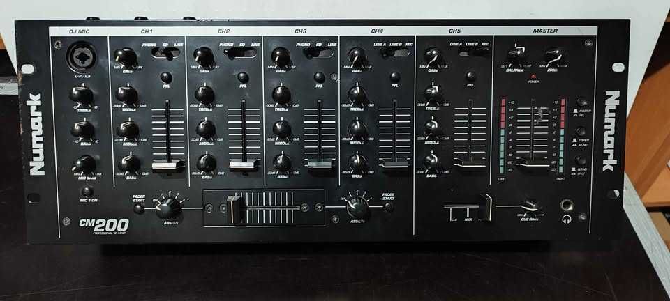 Mesa DJ ou instalação Numark CM200