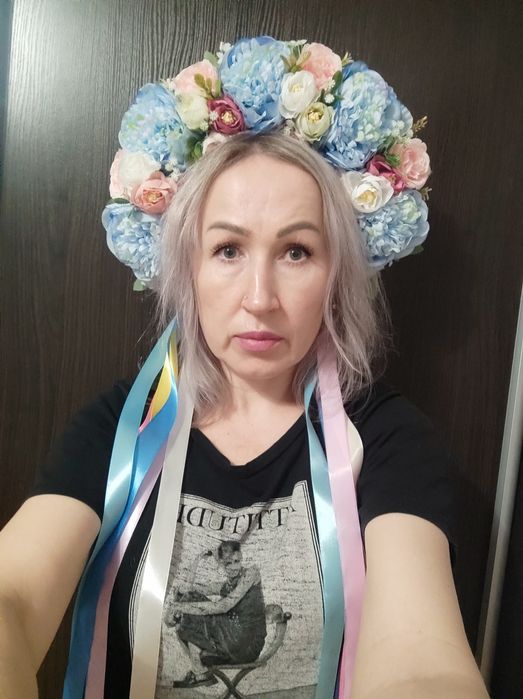 Великий вінок ручної роботи із стрічками