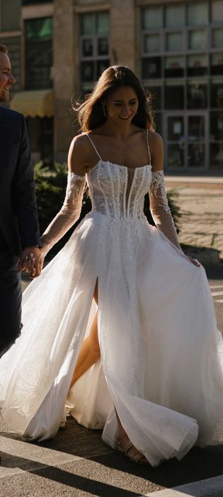 Suknia ślubna zdobiona gorset rozcięcie romantyczna delikatna litera A