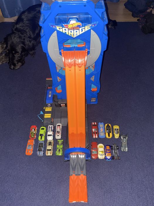 Garagem Hot Wheels com 17 carros